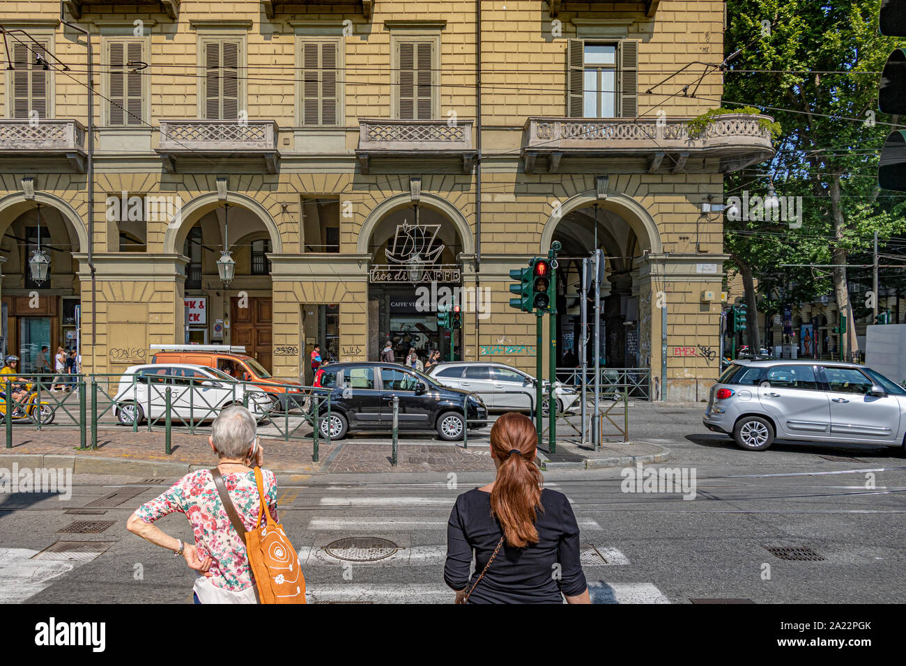 Zwei Frau an einer Kreuzung, Corso Vittorio Emanuele II, eine verkehrsreiche Straße in Turin, Italien, Stockfoto