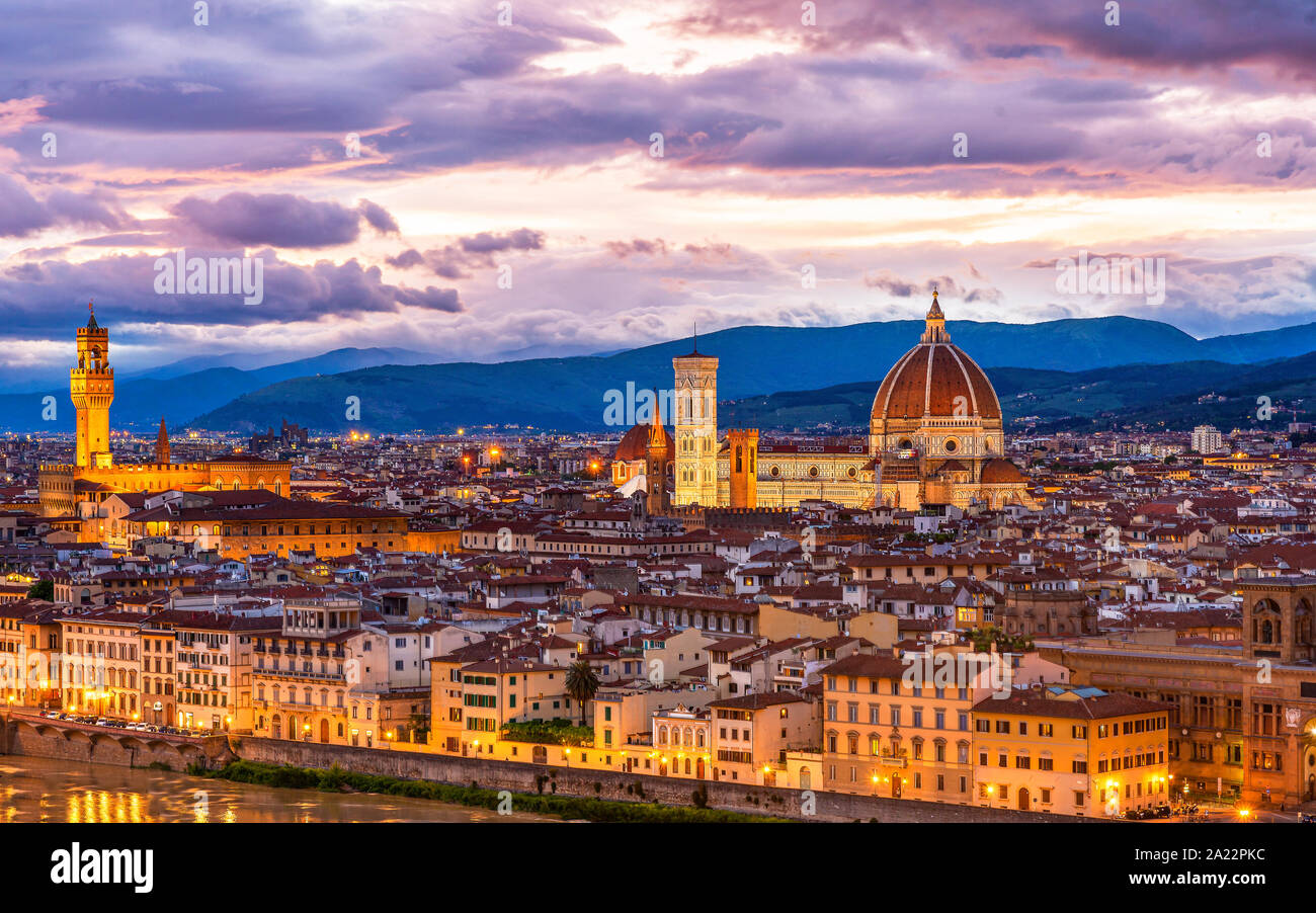 Erstaunlich das Stadtbild von Florenz in Abend. Die Kuppel des Doms und Arno enthalten Stockfoto