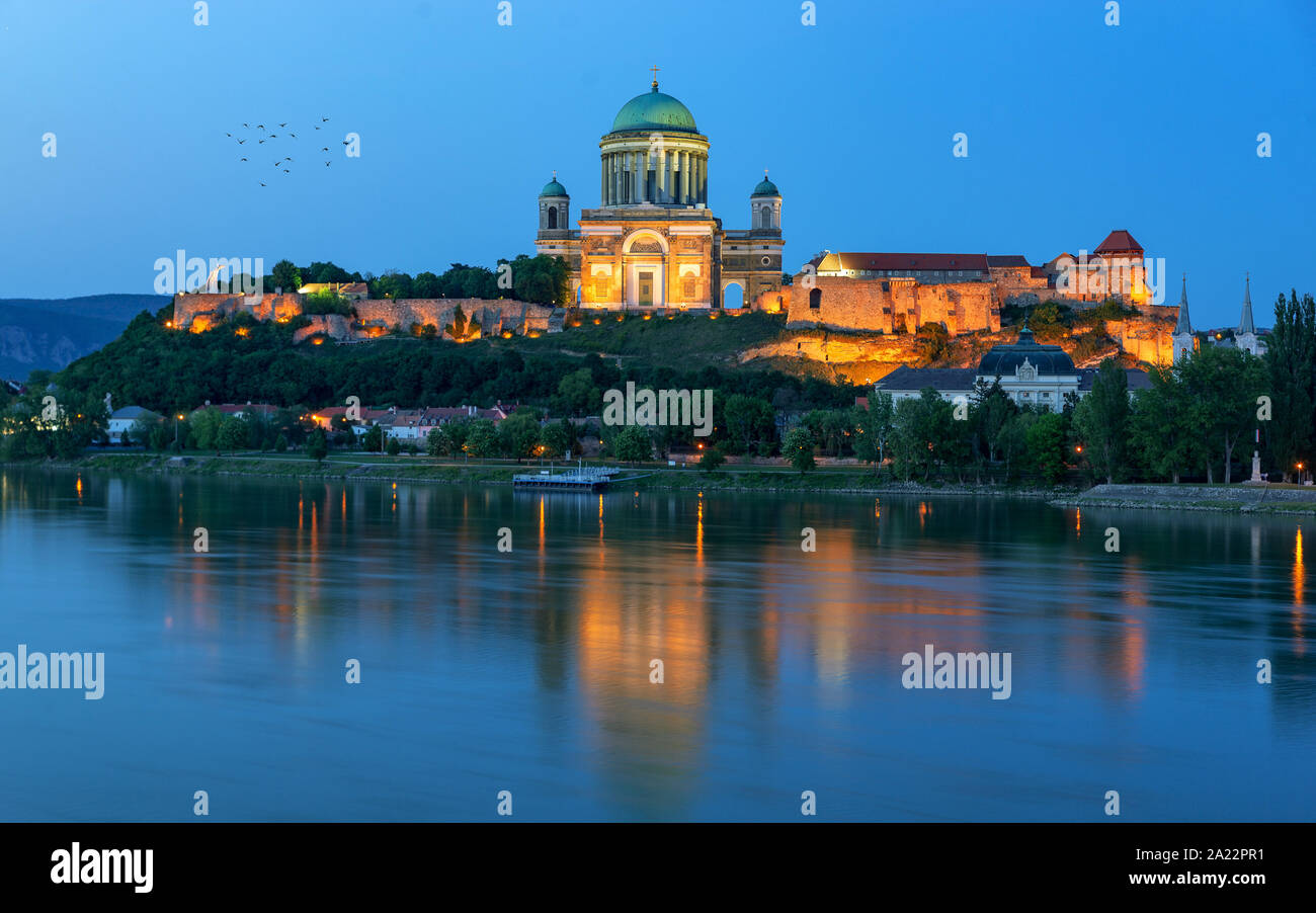 Basilika von Esztergom mit refelctions. Die Donau im Lieferumfang enthalten Stockfoto