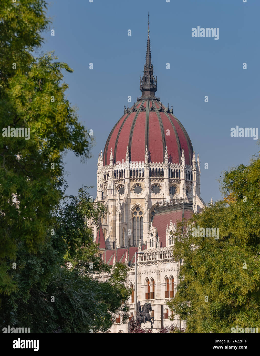Kuppel des Ungarischen Parliamnet mit grünen Bäumen, Stockfoto