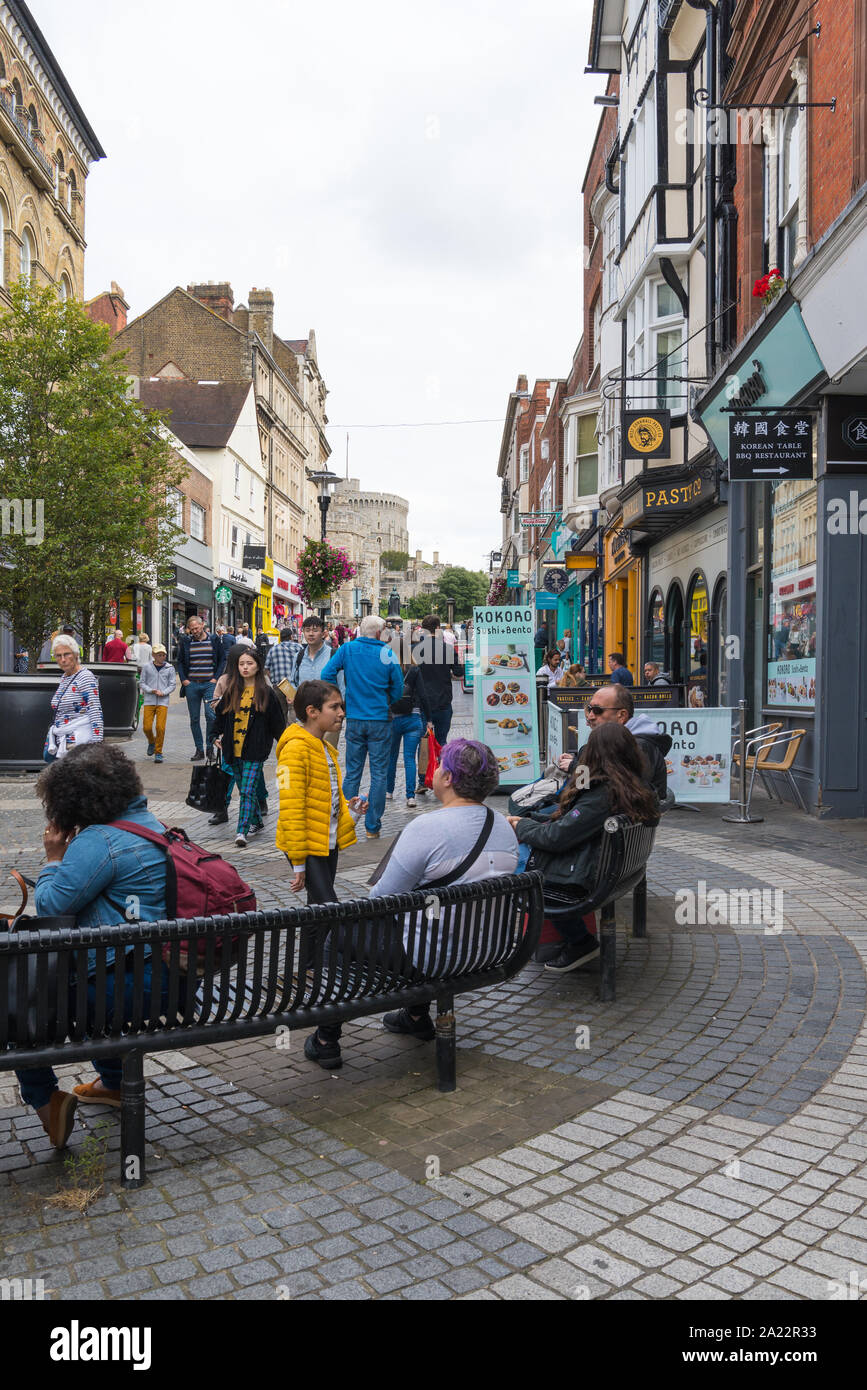 Menschen auf einen Samstag einkaufen und Geselligkeit in Peascod Street, Windsor, Berkshire, England, Großbritannien Stockfoto