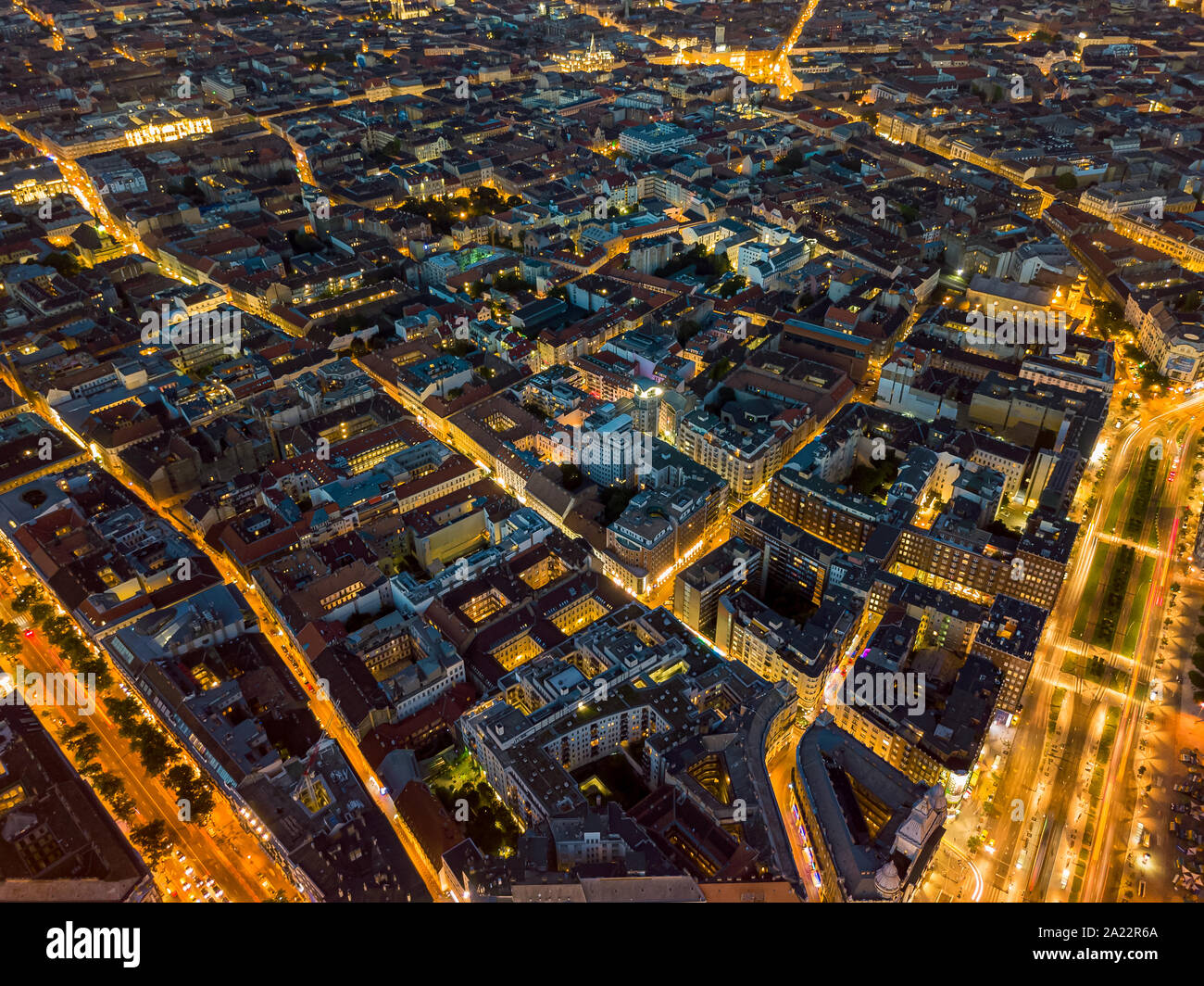 Innenstadt von Budapest. Bezirk VII. Dieser Ort ist der Budapest Partei. Dieses Bild in Blauen Stunde whit erstaunliche leuchtet. Stockfoto