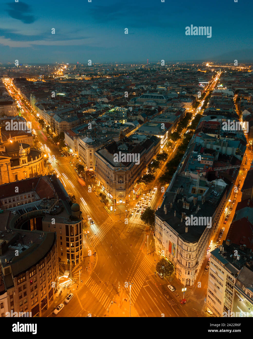 Budapester Stadtbild in Blaue Stunde mit Andrassy & Bajcsy Zsilinszky Strasse. Stockfoto