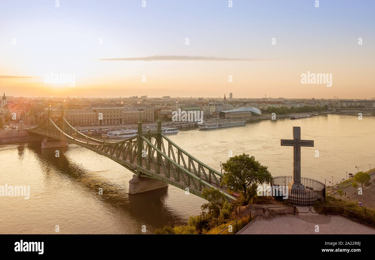 Atemberaubende Luftaufnahmen von Liberty Bridge Budapest. Erstaunlich morgen leuchtet. Stockfoto