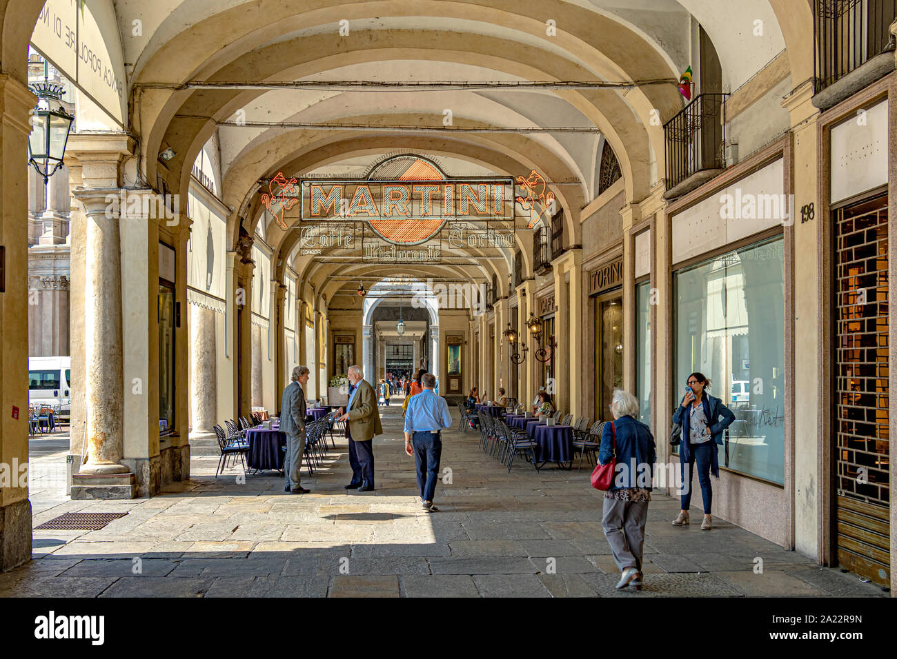 Menschen zu Fuß durch die Vorhalle und Kolonnaden Bögen, die die barocken Piazzo San Carlo in Turin, Italien Stockfoto