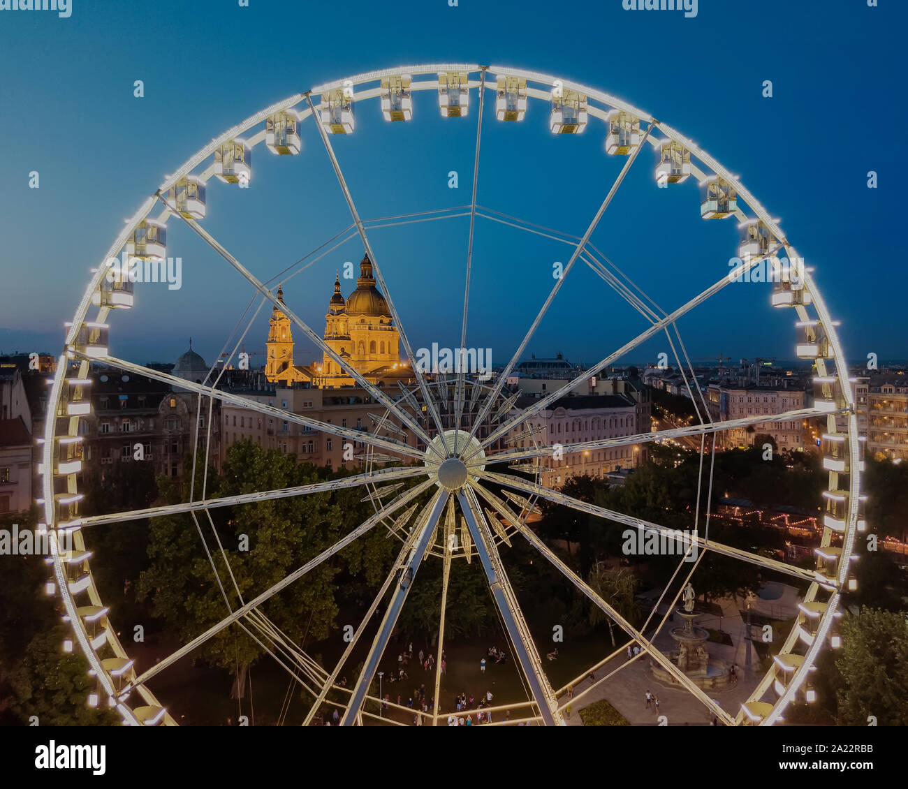 Budapest eye Riesenrad und St. Stephan Basilika in erstaunlichen blaue Stunde. Dies ist eine sehr beliebte tourit Ziel und Treffpunkt für die Bürgerinnen und Bürger in t Stockfoto