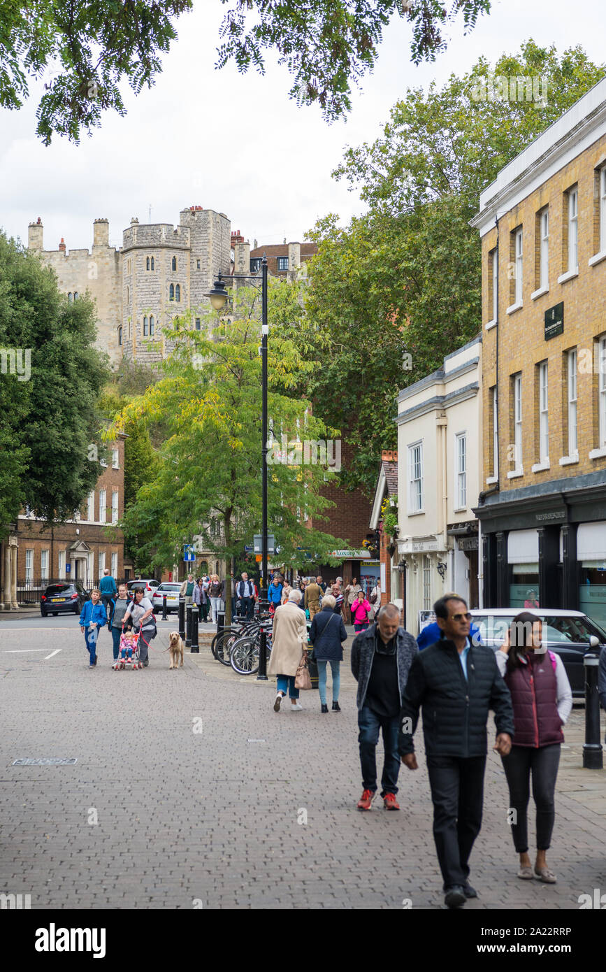 Menschen auf einen Samstag Morgen in Peascod Street, Windsor, Berkshire, England, Großbritannien Stockfoto