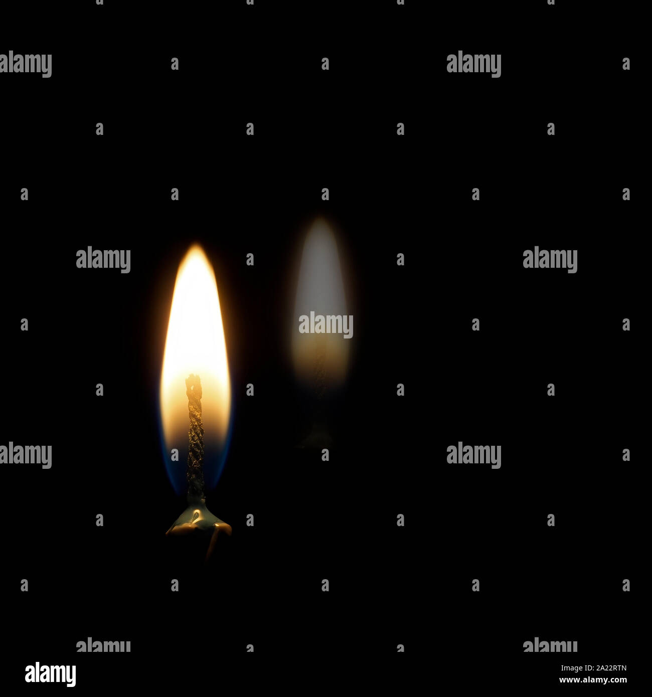 Das Verblassen des Lichts. Kerze Flamme Konzept, Metapher. Tod, Sterben, Trauer etc oder Hoffnung. Dunkler Hintergrund Stockfoto