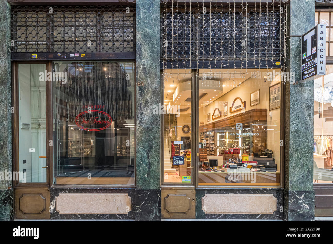 Ein tabacchi Shop innerhalb des Art Deco, Glas Decke arcade Galleria San Federico in Turin, Italien Stockfoto