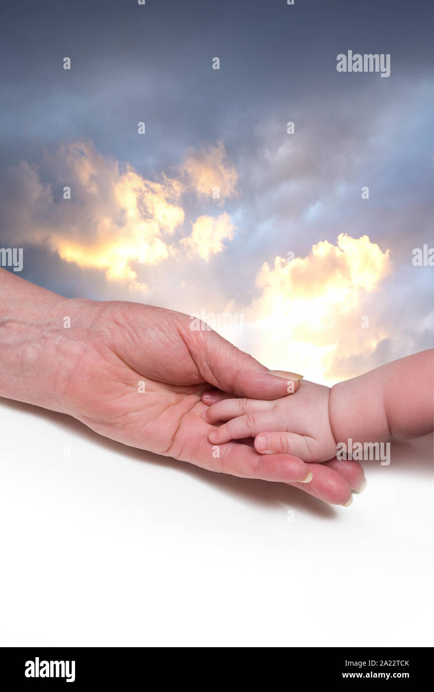 Die Hände eines Babys und eine ältere Frau Symbol des Glaubens Stockfoto