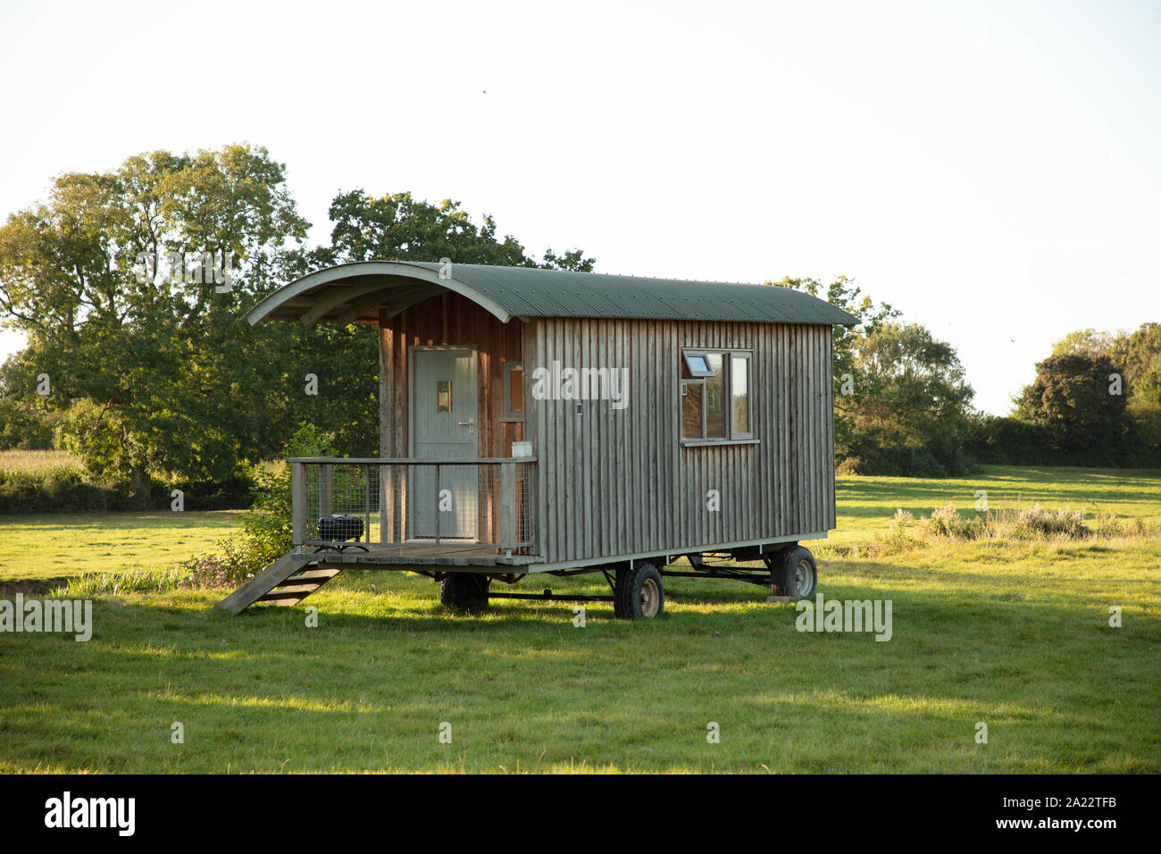 Gypsy wagen und Wohnmobil home für eine Familie auf Urlaub in England. Stockfoto