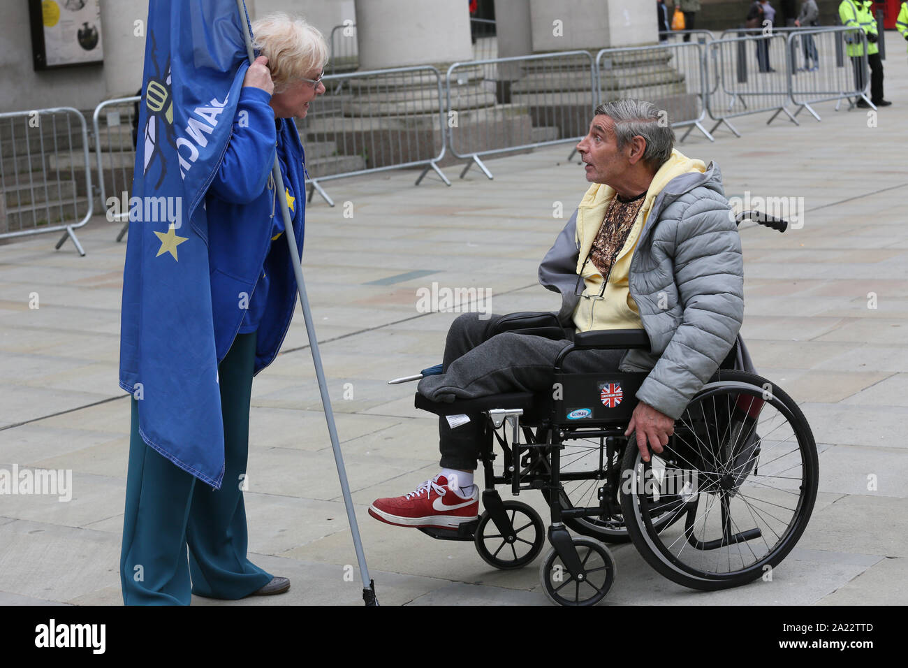 Manchester, Großbritannien. 30. September 2019. Ein stand von zwischen einem Rest und Brexiteer außerhalb der Tory-partei Konferenz Manchester, Lancashire, UK. Quelle: Barbara Koch/Alamy leben Nachrichten Stockfoto