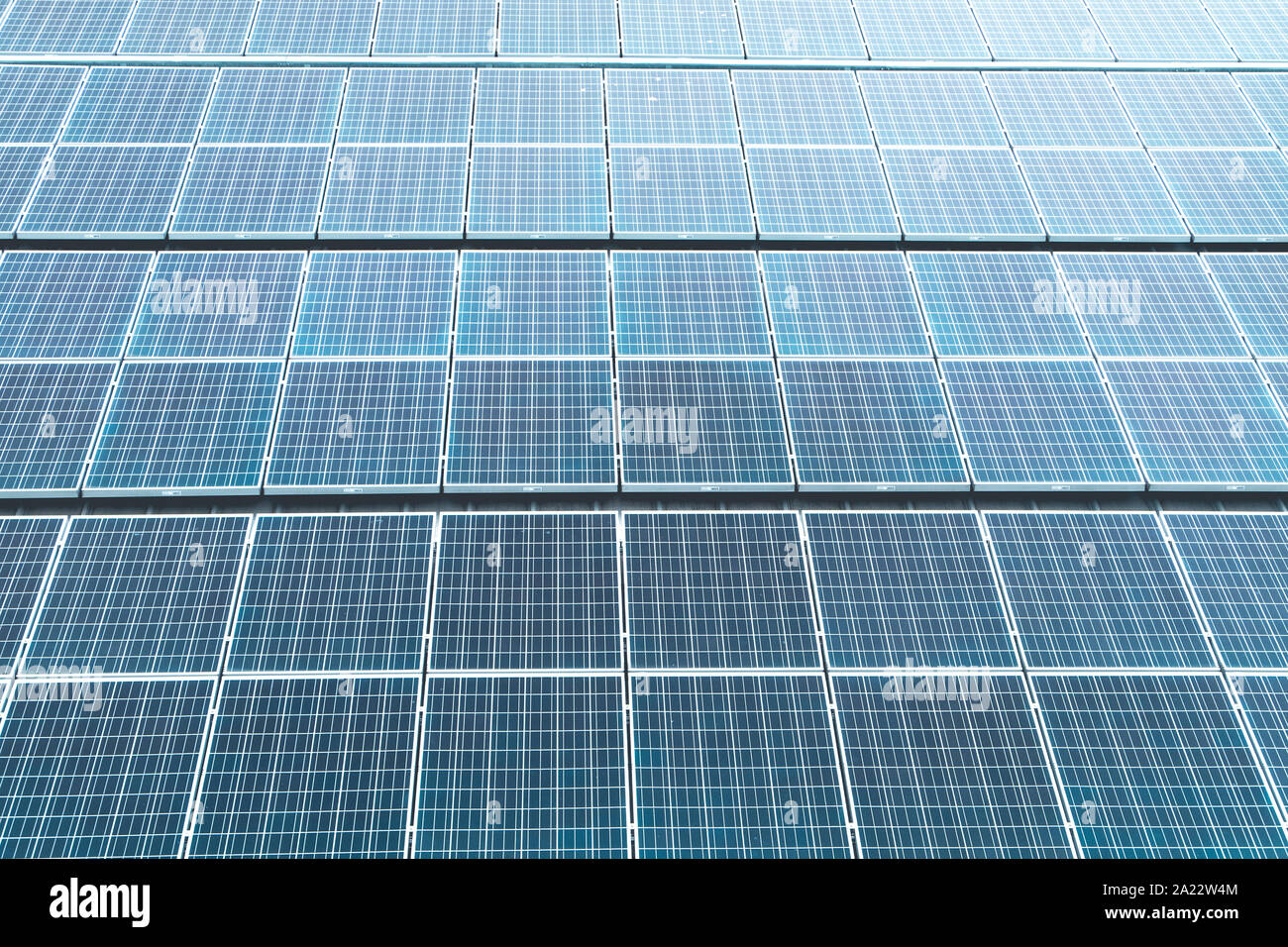 Antenne Draufsicht eines Solar Panels Kraftwerk. Erneuerbare Energie Konzept. Detaillierte Nahaufnahmen der modernen großen Photovoltaik Solar Panels Stockfoto