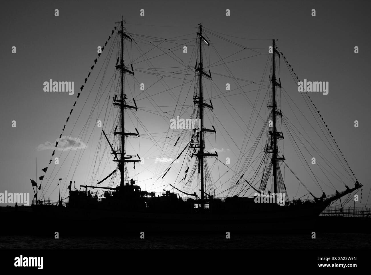 Silhouette der Großsegler gegen einen Sonnenuntergang, große Schiffe Race 2008, Liverpool, UK Stockfoto
