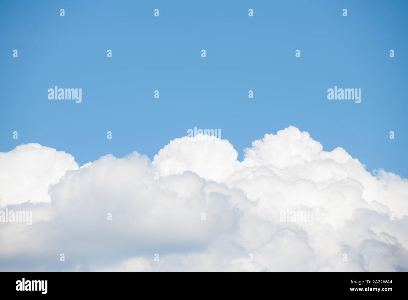 Wolken und Himmel Hintergrund. Platz für Inschriften. Luft Wolken. blauer Himmel. klares Wetter. Hochauflösendes Bild. Stockfoto