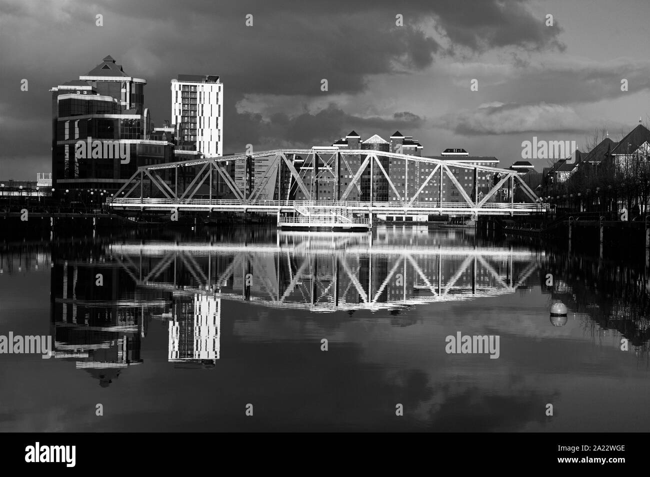 Detroit-Brücke, Huron Waschbecken mit Victoria House in den Hintergrund, Salford Quays, Manchester, UK Stockfoto