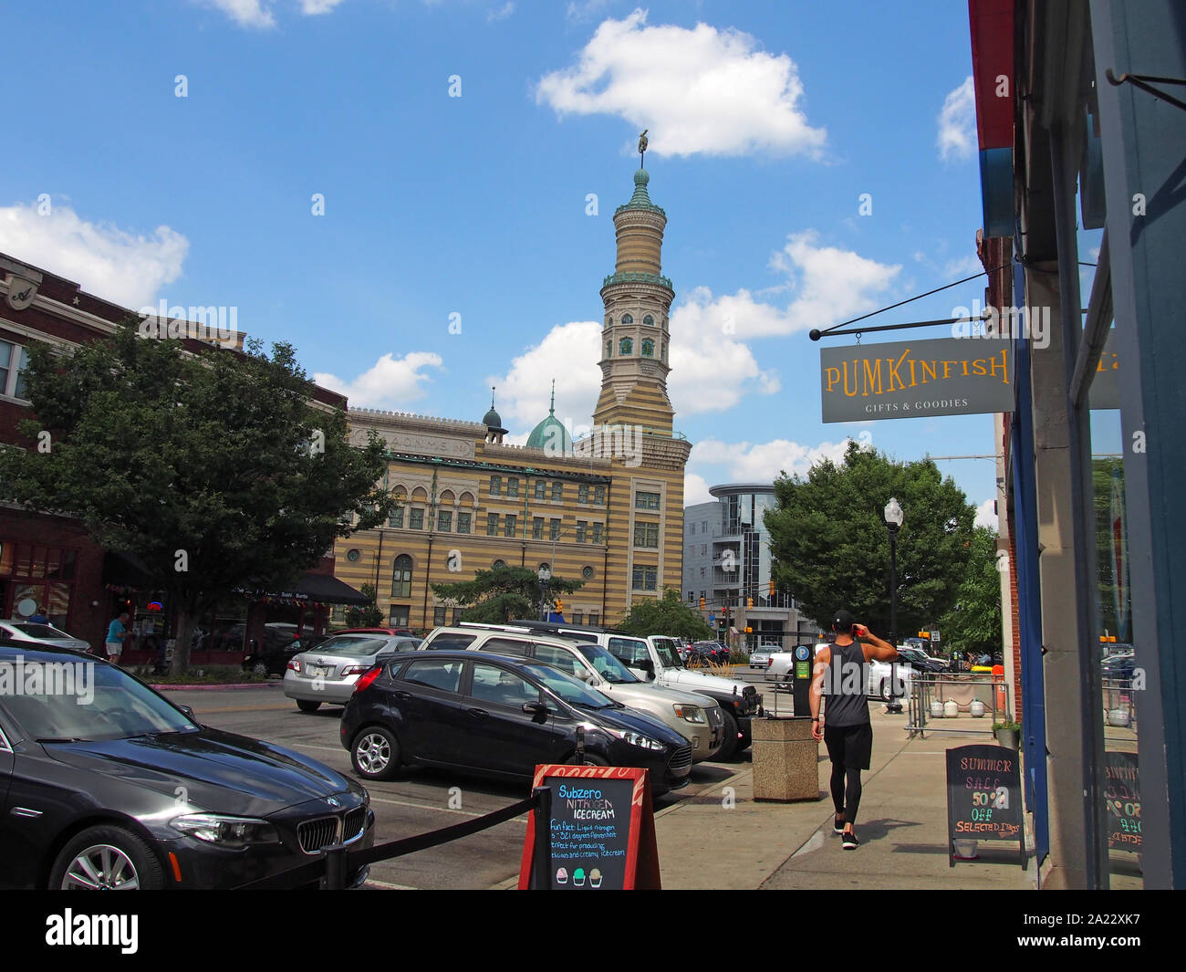 Street Scene (einschließlich der alten nationalen Center live Musik im Hintergrund zu sehen) entlang Mass Ave, einer der sechs vorgesehenen kulturellen Bezirke in Indien Stockfoto