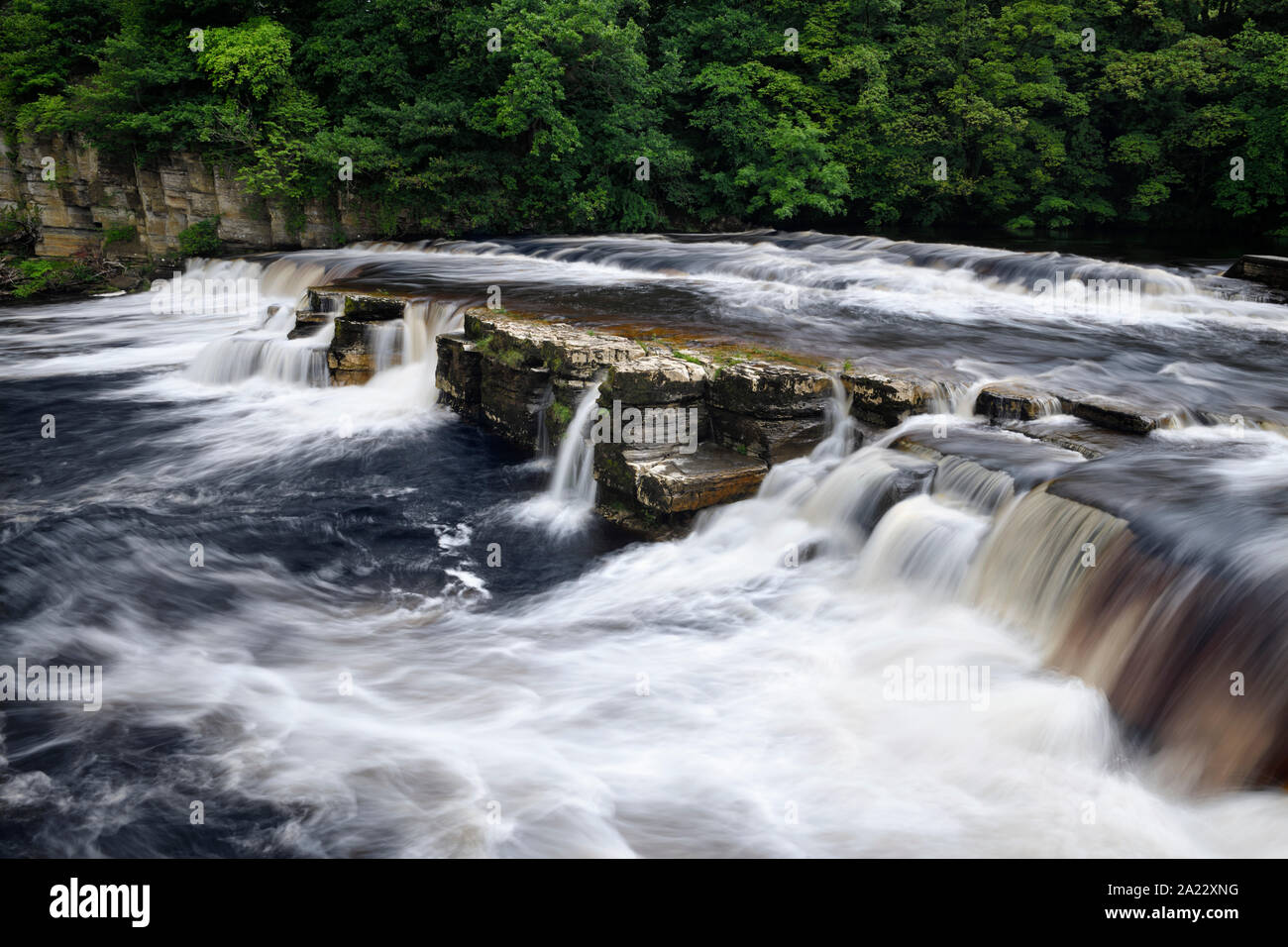 Lange Belichtung mit fliessend Wasser von Richmond fällt auf den Fluss Swale in Richmond North Yorkshire England Stockfoto