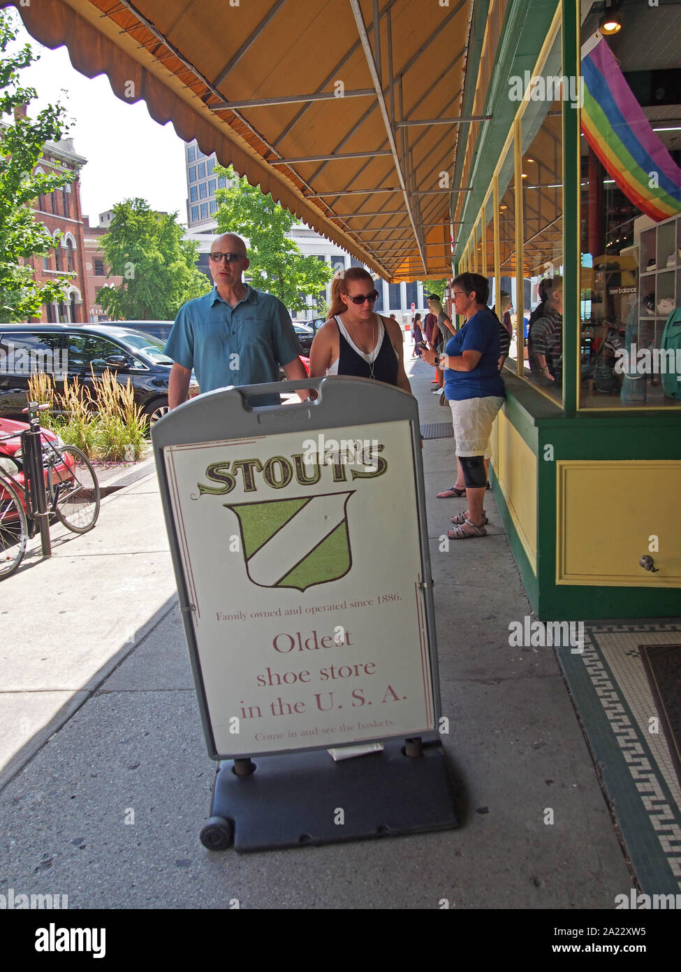 Menschen außerhalb des berühmten stouts Schuhgeschäft entlang Mass Ave, einer der sechs vorgesehenen kulturellen Bezirke in Indianapolis, Indiana, USA, Ju entfernt Stockfoto