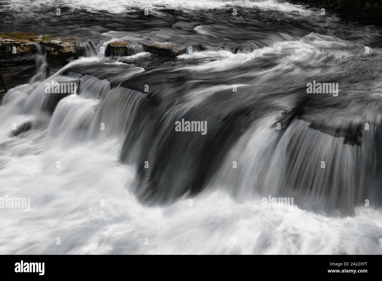 Lange Belichtung mit fliessend Wasser Detail der Richmond fällt auf den Fluss Swale in Richmond North Yorkshire England Stockfoto