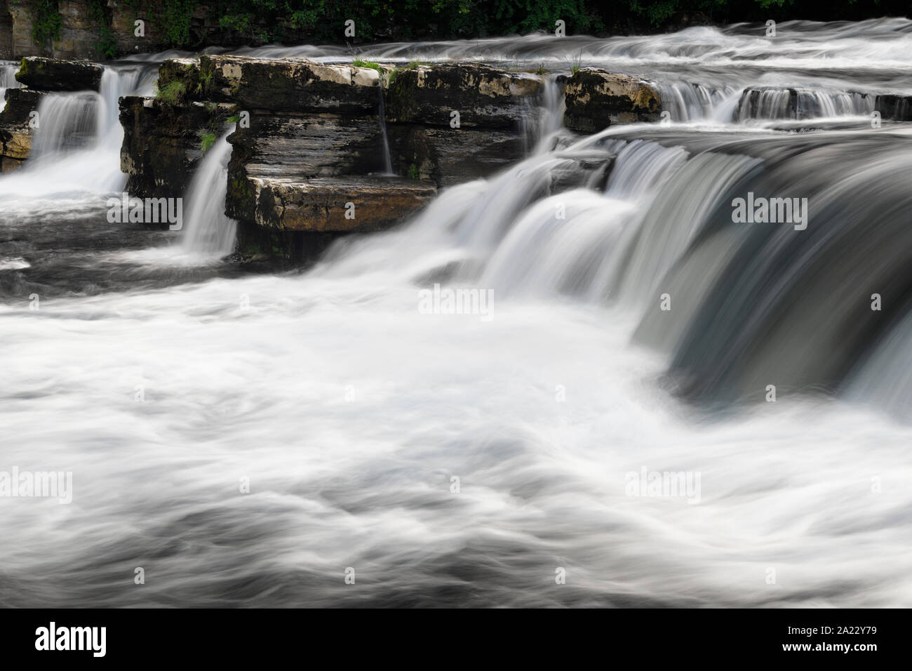 Lange Belichtung mit fliessend Wasser des Flusses Swale Wasserfälle in Richmond North Yorkshire England Stockfoto