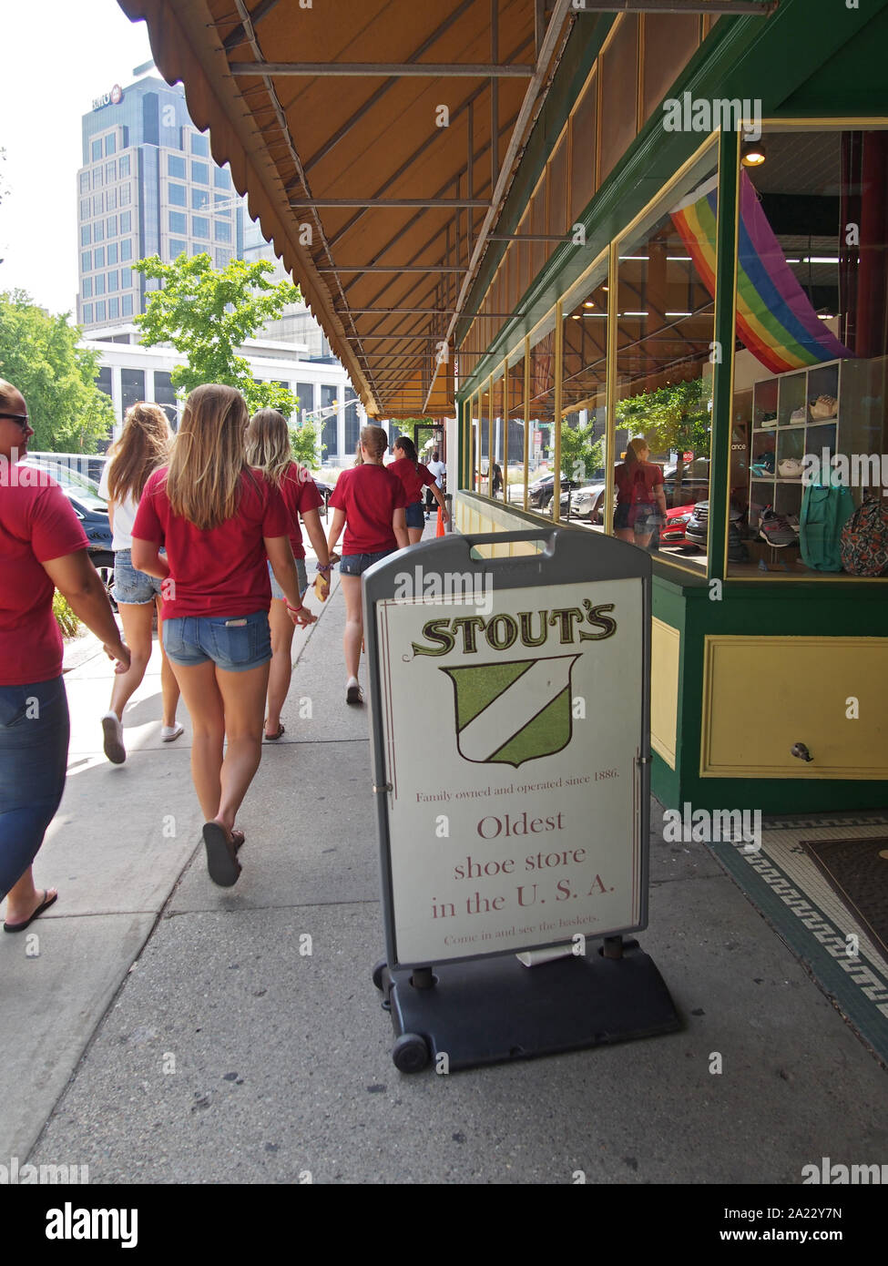 Menschen zu Fuß vorbei an der berühmten stouts Schuhgeschäft entlang Mass Ave, einer der sechs vorgesehenen kulturellen Bezirke in Indianapolis, Indiana, USA, Stockfoto