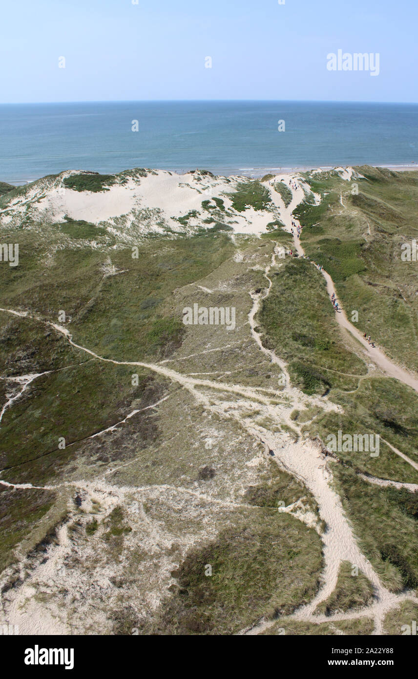 Aerail Blick von Lyngvig Fyr Leuchtturm in der Nähe von Ringkobing in Dänemark. Mit sanddune Erosion und Schäden, die aus dem Zugriff auf den Strand verursacht. Stockfoto