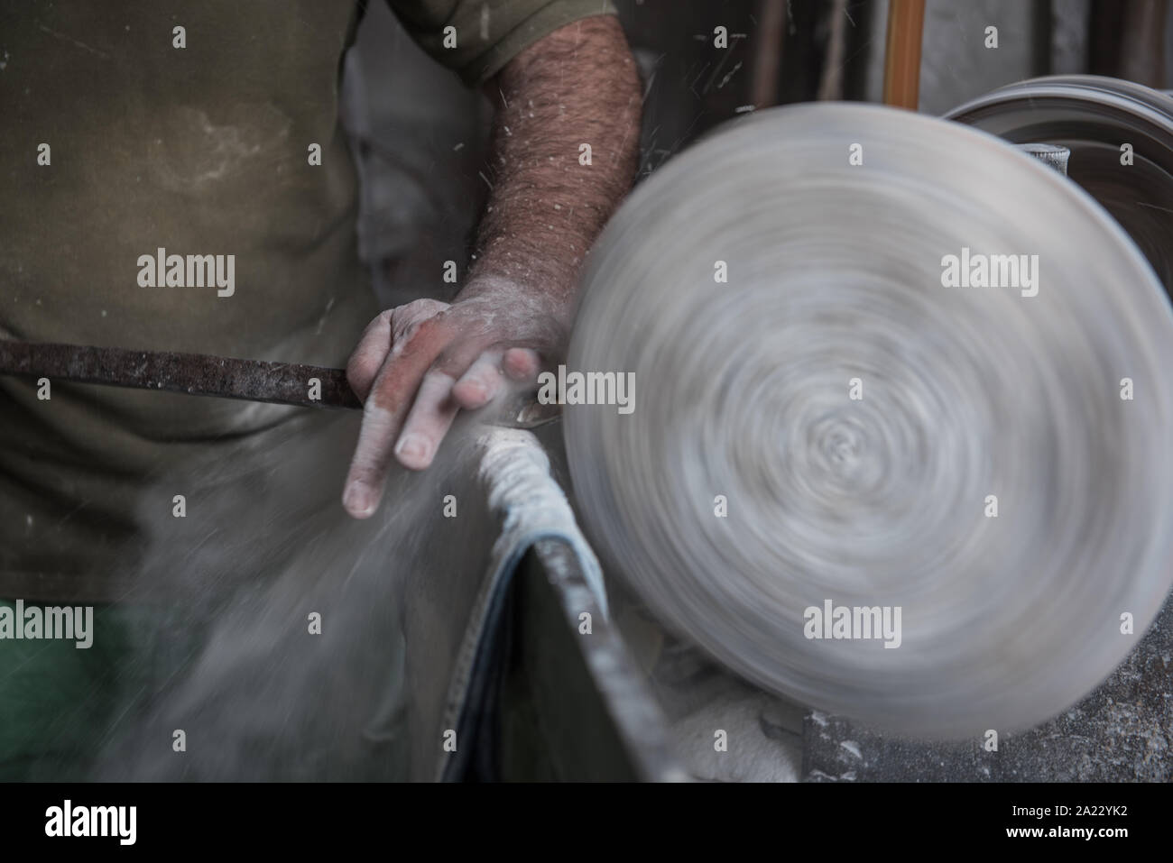 Der Handwerker Roberto Chiti, spezialisiert auf Alabaster, arbeitet in seiner eigenen Werkstatt Stockfoto