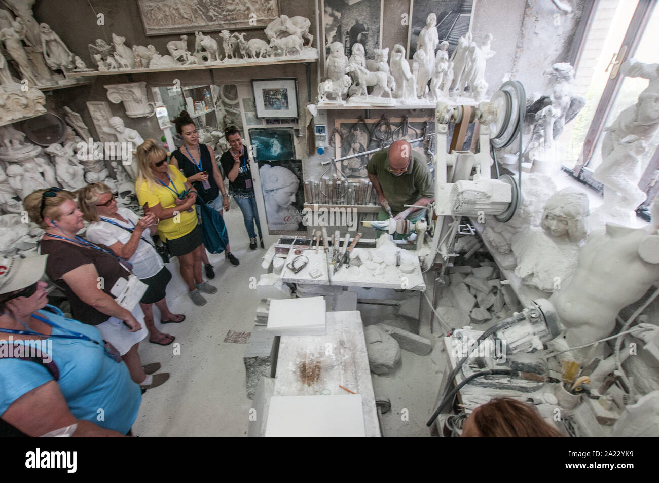 Die artisan Roberto Chiti ist spezialisiert auf Alabaster, Arbeiten in eigener Werkstatt demonstrieren für Touristen Stockfoto