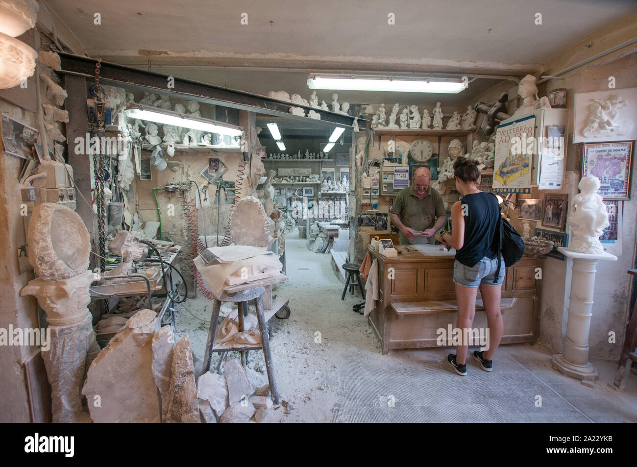 Handwerker Roberto Chiti, spezialisiert auf Alabaster, in seiner eigenen Werkstatt mit Besuchern Stockfoto