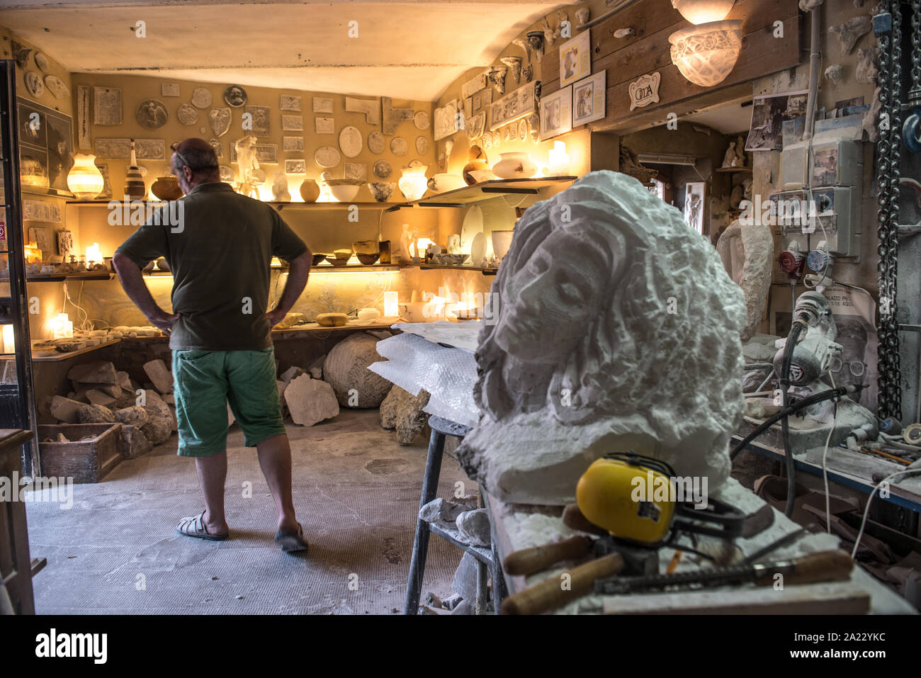 Handwerker Roberto Chiti, spezialisiert auf Alabaster, in seiner eigenen Werkstatt Stockfoto
