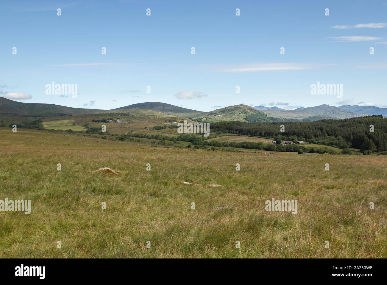 Blick auf Ulpha und Umgebung Lake District von Kornelius fiel, Kornelius, Cumbria UK-Sommertag, blauer Himmel mit leichter Bewölkung, grüne Felder Stockfoto