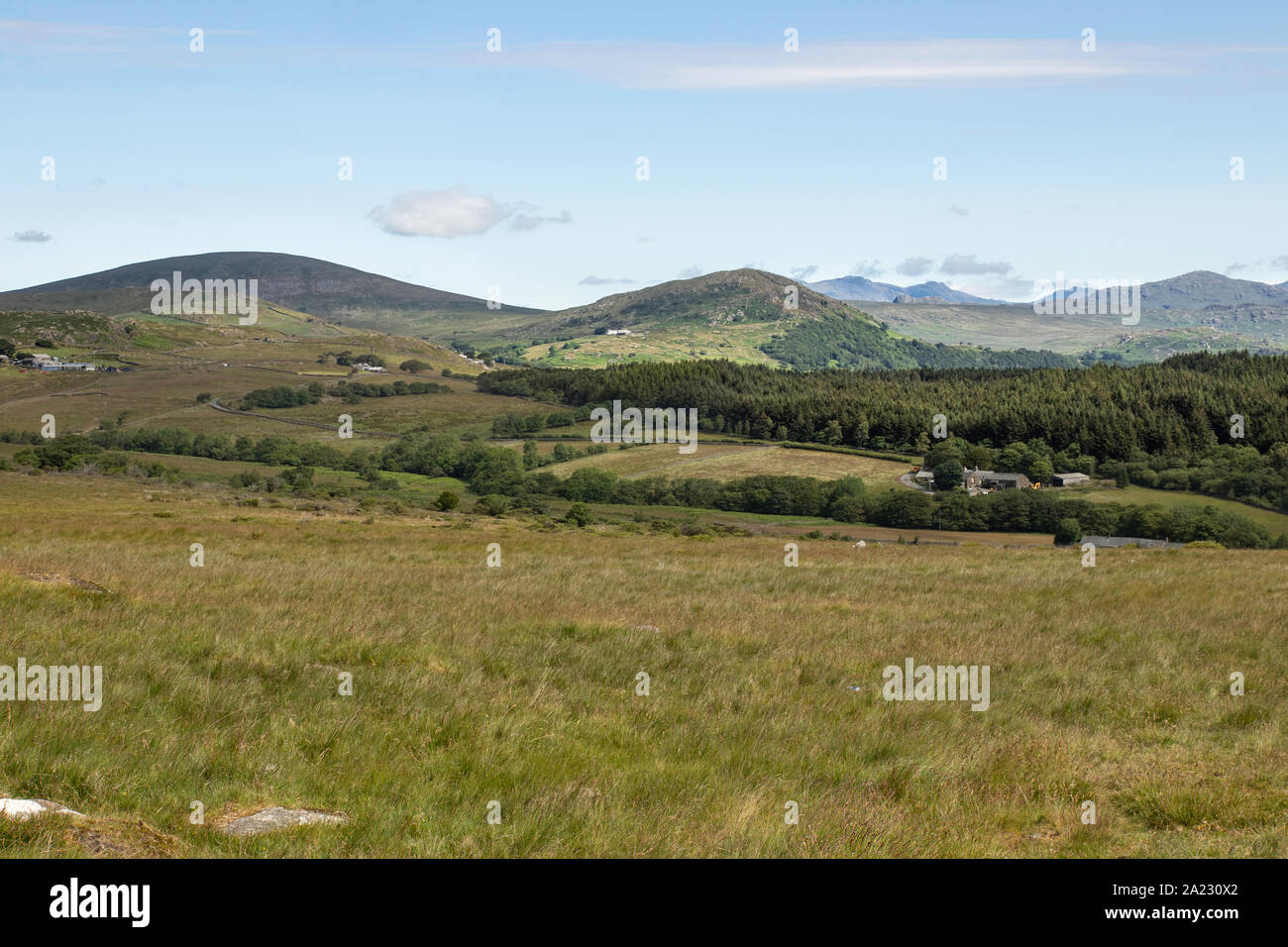 Blick auf Ulpha und Umgebung Lake District von Kornelius fiel, Kornelius, Cumbria UK-Sommertag, blauer Himmel mit leichter Bewölkung, grüne Felder Stockfoto