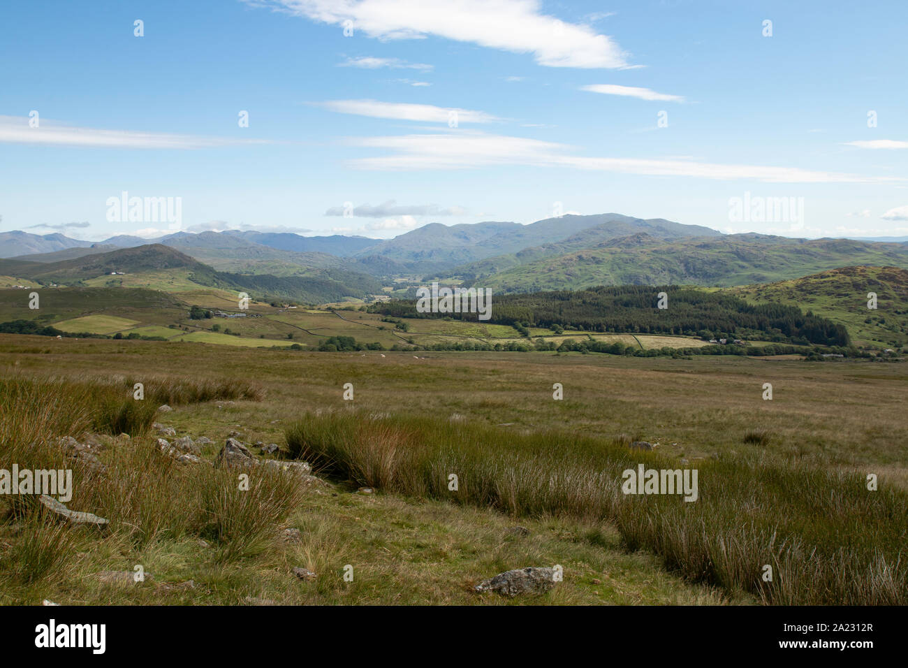 Blick auf Ulpha und Umgebung Lake District von Kornelius fiel, Kornelius, Cumbria UK-Sommertag, blauer Himmel mit leichter Bewölkung, grüne Felder Stockfoto