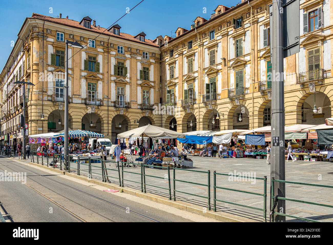 Leute einkaufen bei Mercato di Porta Palazzo, einem der größten Open-Air-Markt in Europa eine große Vielfalt an frischen Produkten, Turin, Italien Stockfoto