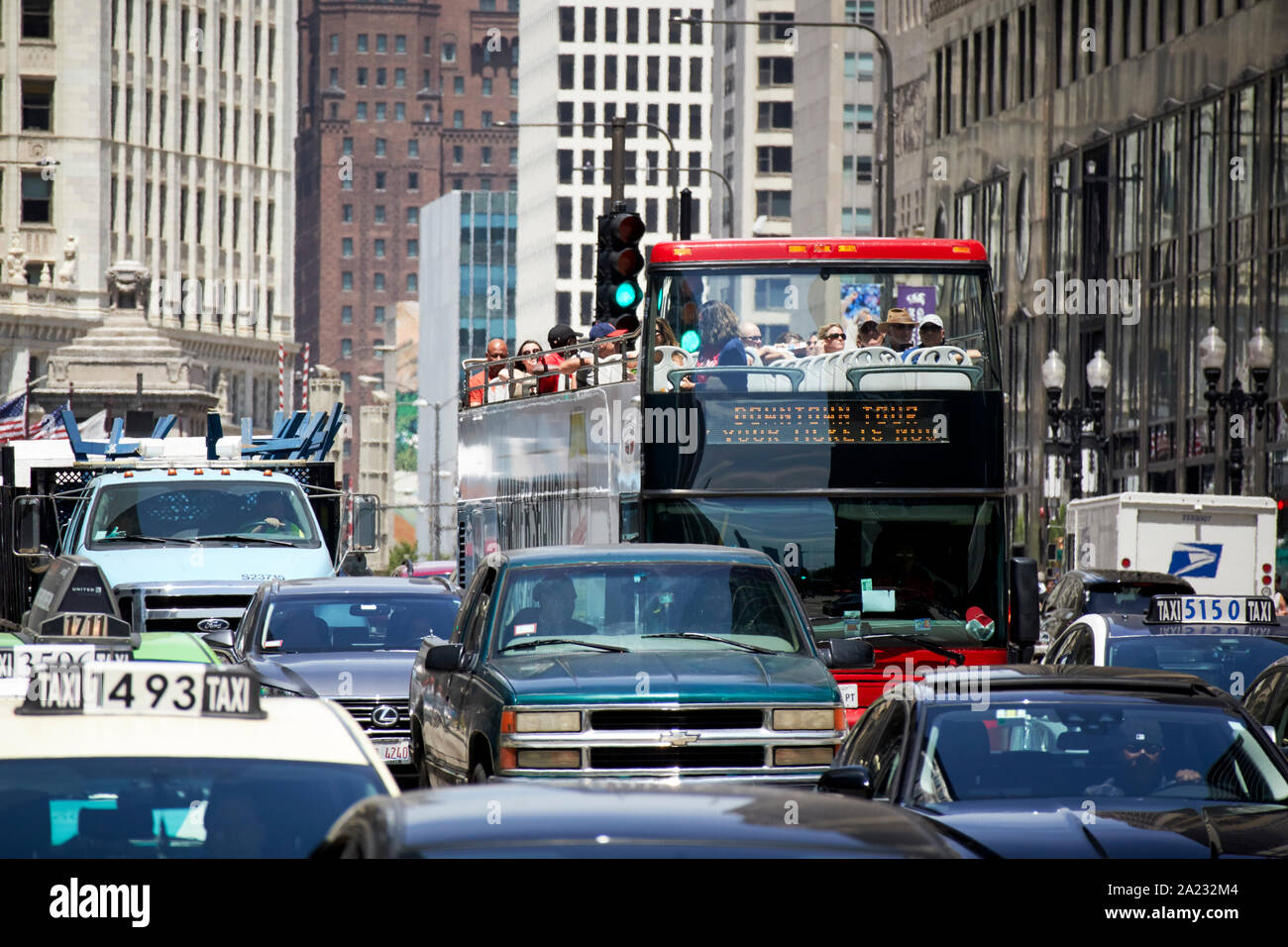 Red offenen Doppeldecker Bus Tour klemmt im Verkehr auf der Michigan Avenue in der Innenstadt von Chicago Illinois Vereinigte Staaten von Amerika Stockfoto