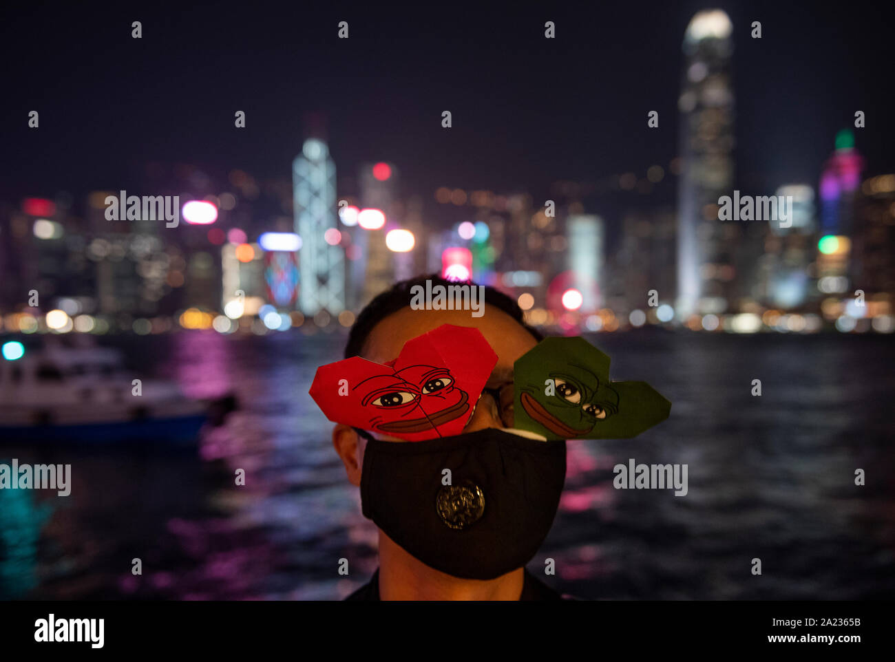 Ein Demonstrator trägt einen anonymen Maske in Mong Kok einen Tag vor dem Chinesischen Nationalfeiertag. Pro-Democracy Demonstranten protestieren in Hongkong für die letzten Monate fordert, dass die Regierung ihre Forderungen einschließlich der Einrichtung einer unabhängigen Untersuchung durch die Polizei und Machtmissbrauch in den vergangenen Monaten Protest in Hongkong, die auch für das allgemeine Wahlrecht zu erfüllen. Stockfoto