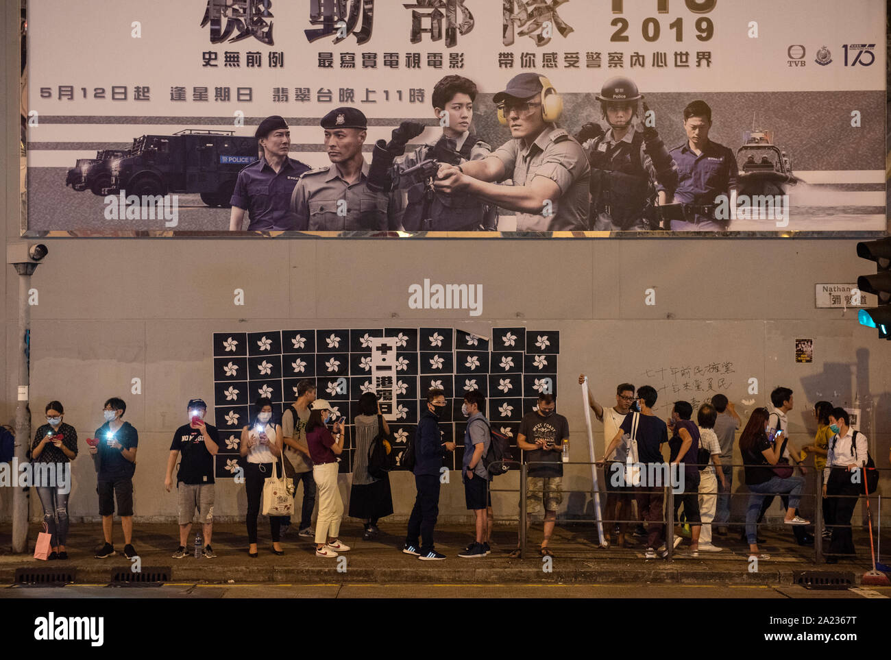 Die Demonstranten bilden eine Menschenkette mit dem Thema "Pepe der Frosch" in Tsim Sha Tsue Hafen in Hongkong einen Tag vor dem Chinesischen Nationalfeiertag. Pro-Democracy Demonstrant wurden protestieren in Hongkong für die letzten Monate fordert, dass die Regierung ihre Forderungen einschließlich der Einrichtung einer unabhängigen Untersuchung durch die Polizei und Machtmissbrauch in den vergangenen Monaten Protest in Hongkong, die auch für das allgemeine Wahlrecht zu erfüllen. Stockfoto