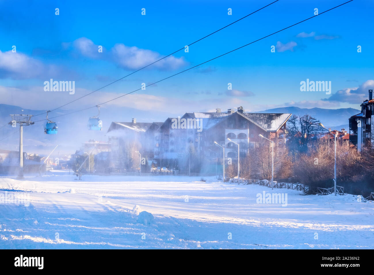 Bansko, Bulgarien Winter Skigebiet mit Skipiste, Kabinen und Schneekanonen Stockfoto