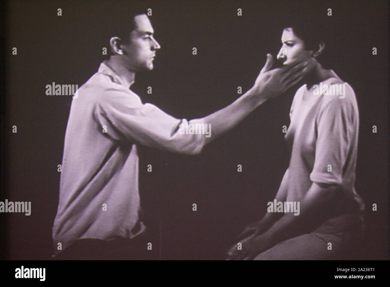 Die Cleaner-Ausstellung von Marina Abramovic im Museum für Zeitgenössische Kunst in Belgrad, Serbien. MARINA ABRAMOVIC & ULAY. Hell-/Dunkelleistung Stockfoto
