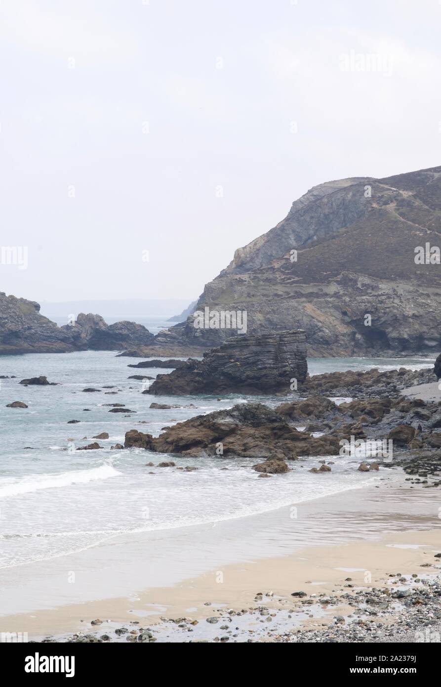 Robuste Seascape der Nordküste von Cornwall mit Sea Stacks. Die hl. Agnes, die trevellas Porth Cove an einem Frühlingstag. UK. Stockfoto