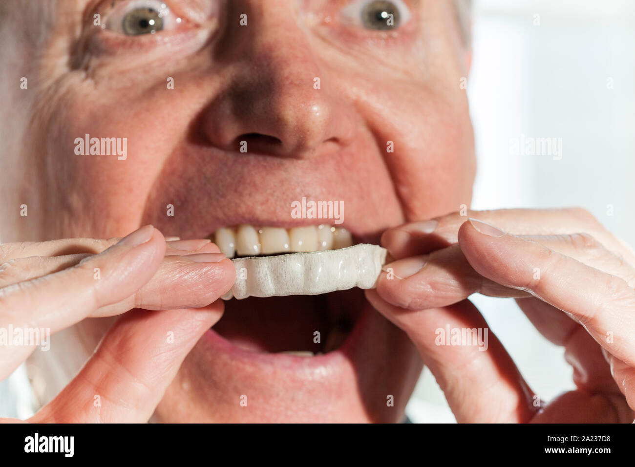 Mann mit einem Zähne Wittling Fach, USA Stockfoto