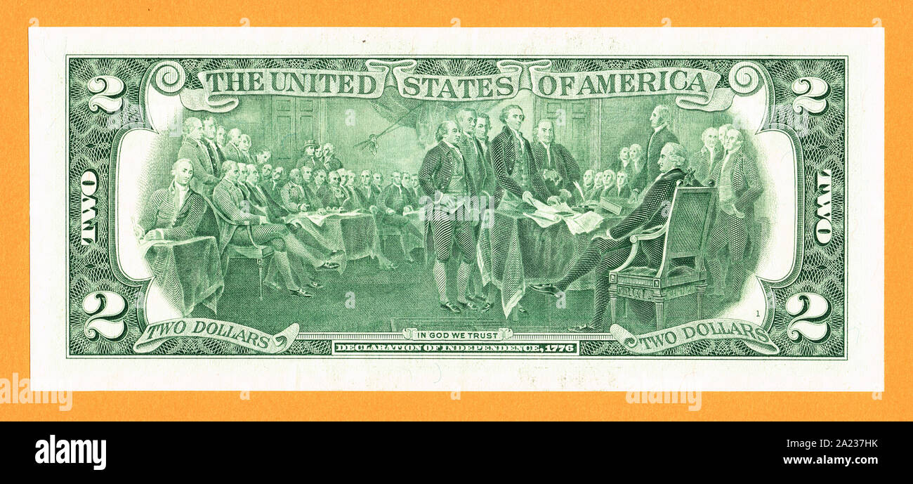 Zwei Dollar usa Währung hohe Auflösung auf einem orangefarbenen Hintergrund Stockfoto