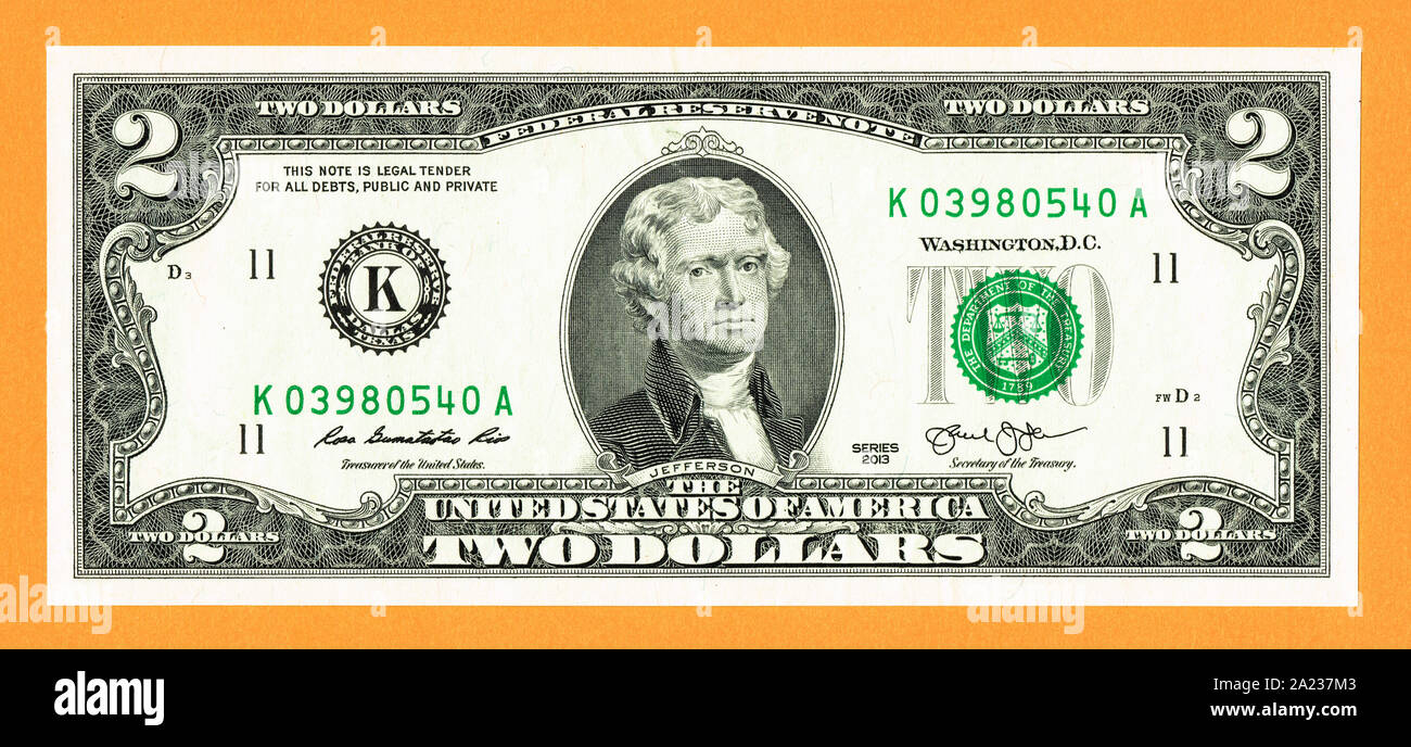 Zwei Dollar usa Währung hohe Auflösung auf einem orangefarbenen Hintergrund Stockfoto