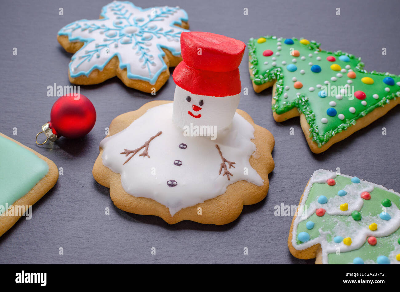 Handgefertigte Weihnachtsplätzchen, geschmolzenen Schneemann mit rotem Hut, Dekoration Stockfoto