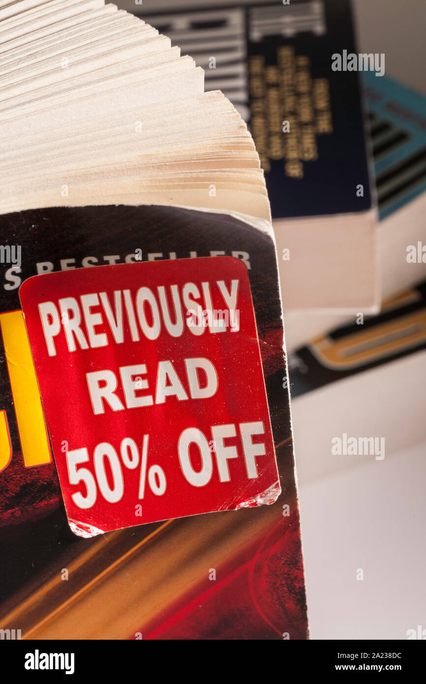 Taschenbuch mit 'Lesen Sie zuvor 50% off"-Aufkleber, USA Stockfoto