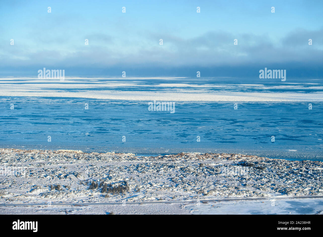 Die Küste der Hudson Bay bei einem Einfrieren aus der Luft. Wapusk National Park, Cape Churchill, Manitoba, Kanada Stockfoto