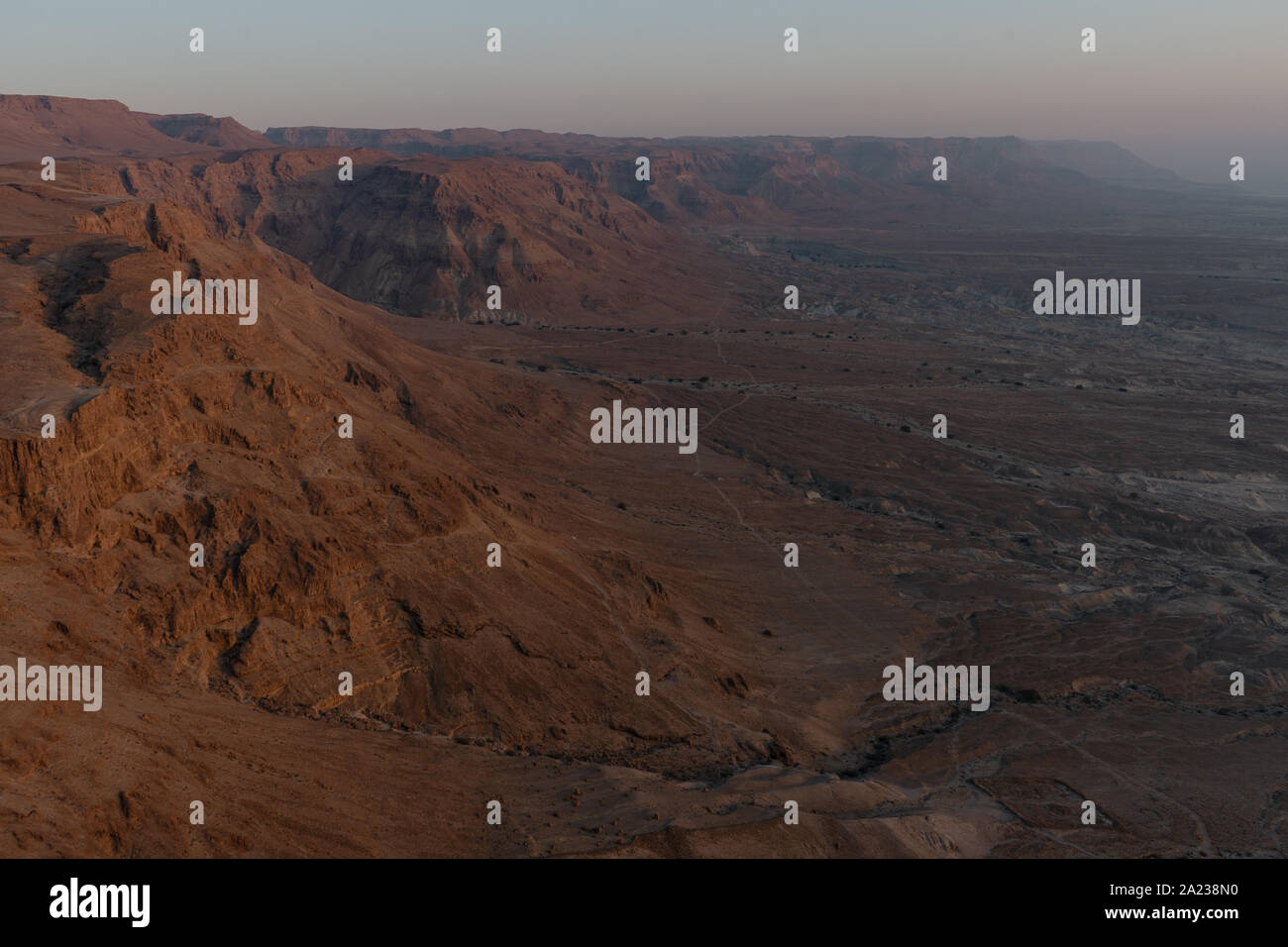 Blick auf den Sonnenaufgang zu den Bergen in der Nähe des historischen Forts Masada Stockfoto