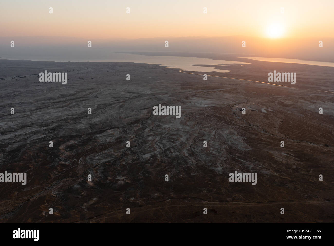 Blick auf den Sonnenaufgang zum Meer von der israelischen Festung Masada Stockfoto