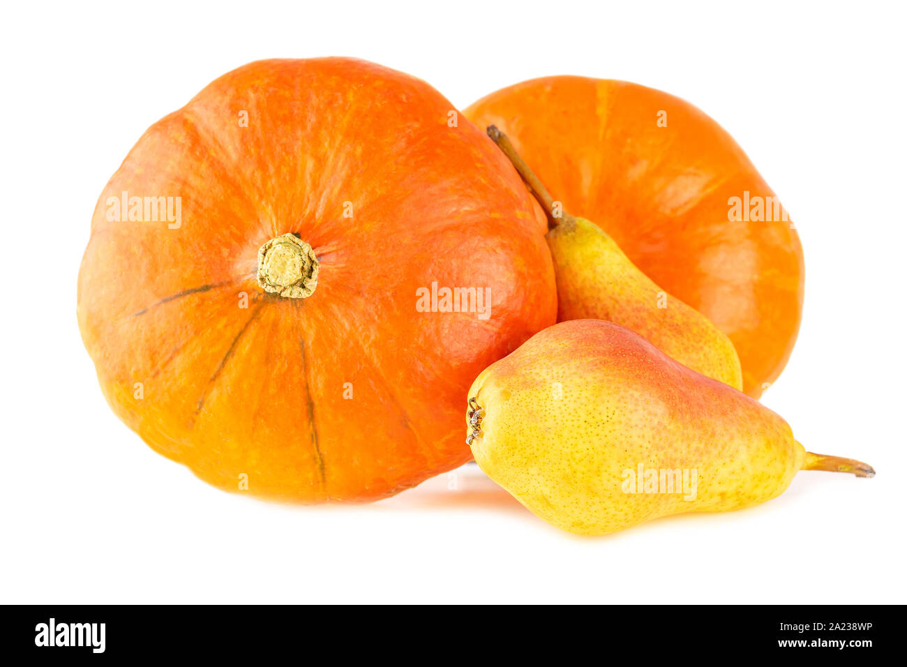 Kürbisse mit Birnen. Herbst helle Farbe Obst und Gemüse isoliert auf weißem Stockfoto